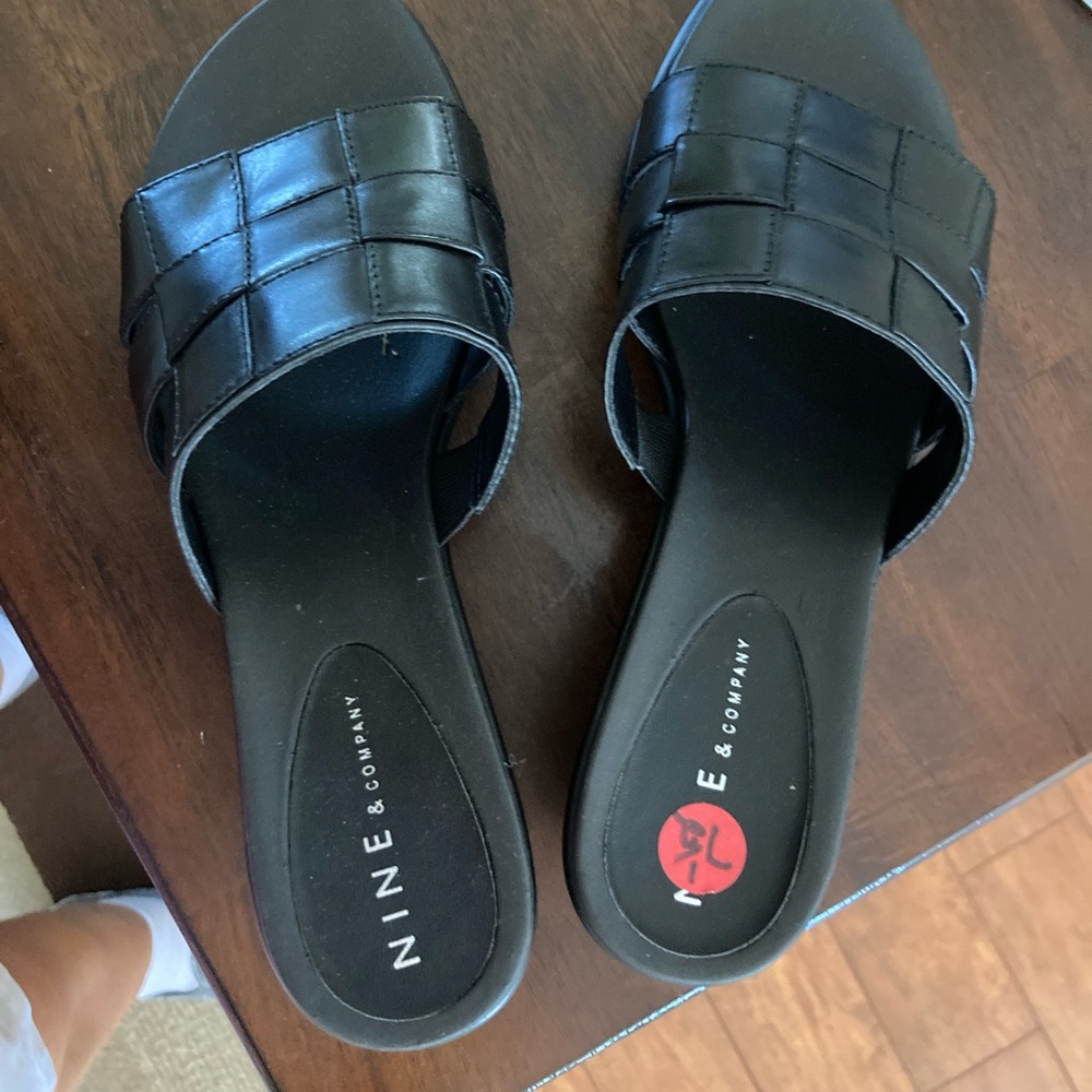 Brand new NINE & company WOMANS sandals black leather slip on